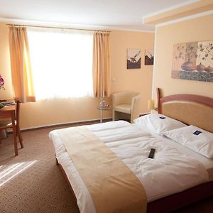 Zimmer mit Kingsize-Bett